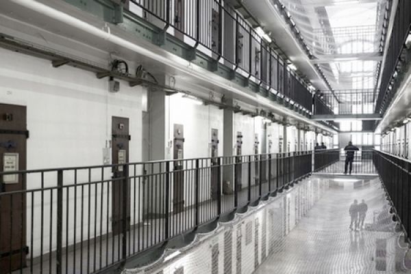 Maison d’arrêt de Bois-d’Arcy : la formation collégiale du référé libertés ordonne quatre mesures urgentes, à la demande de la Section française de l’observatoire international des prisons, de l’association pour la défense des droits des détenus et de vingt détenus.