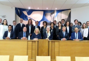 Les nouveaux présidents et magistrats accueillis par les présidents du tribunal et les représentants des barreaux. Au 1er rang assis, les représentants des barreaux de l’Essonne et de Versailles autour de la présidente et de la première vice-présidente du tribunal.